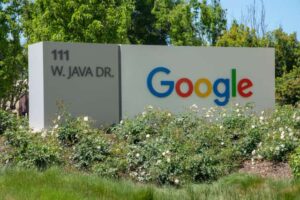 Logo de Google sur gazon | Greg Bulla | Chercher en ligne