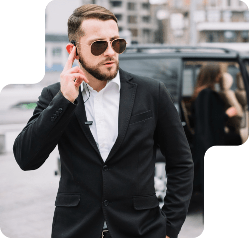 Garde du corps qui parle dans son oreille